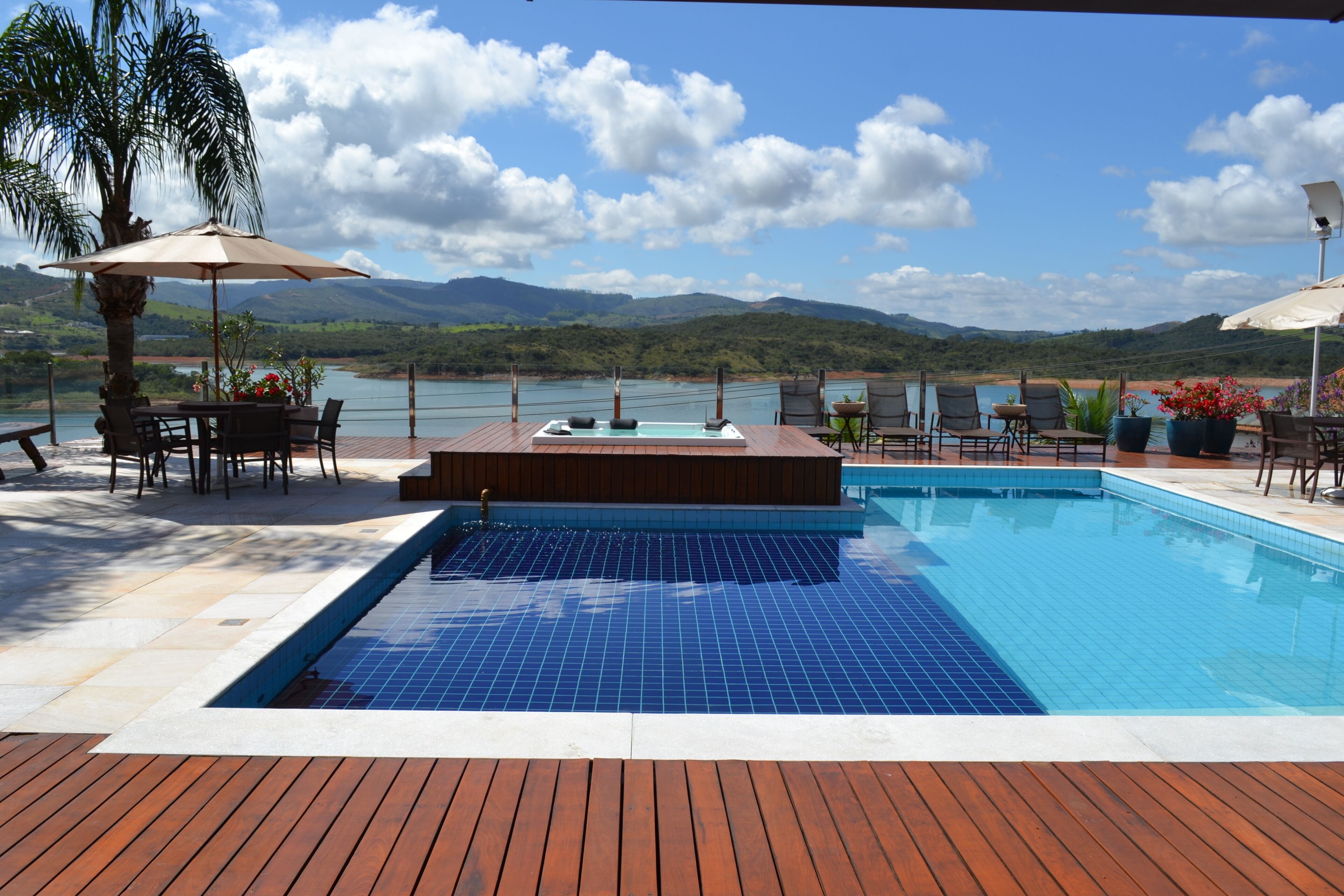 Een buitenzwembad, parasols voor strand/zwembad