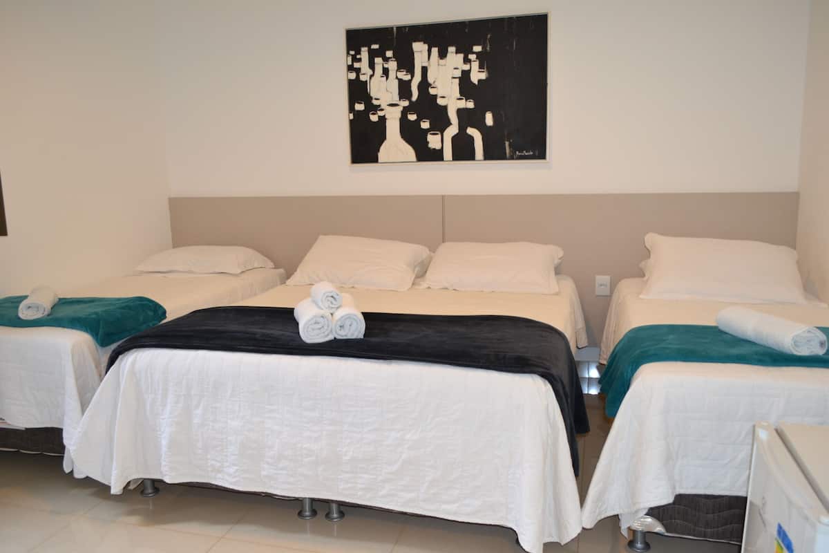 Chambre Quadruple Standard | Fer et planche à repasser, Wi-Fi gratuit