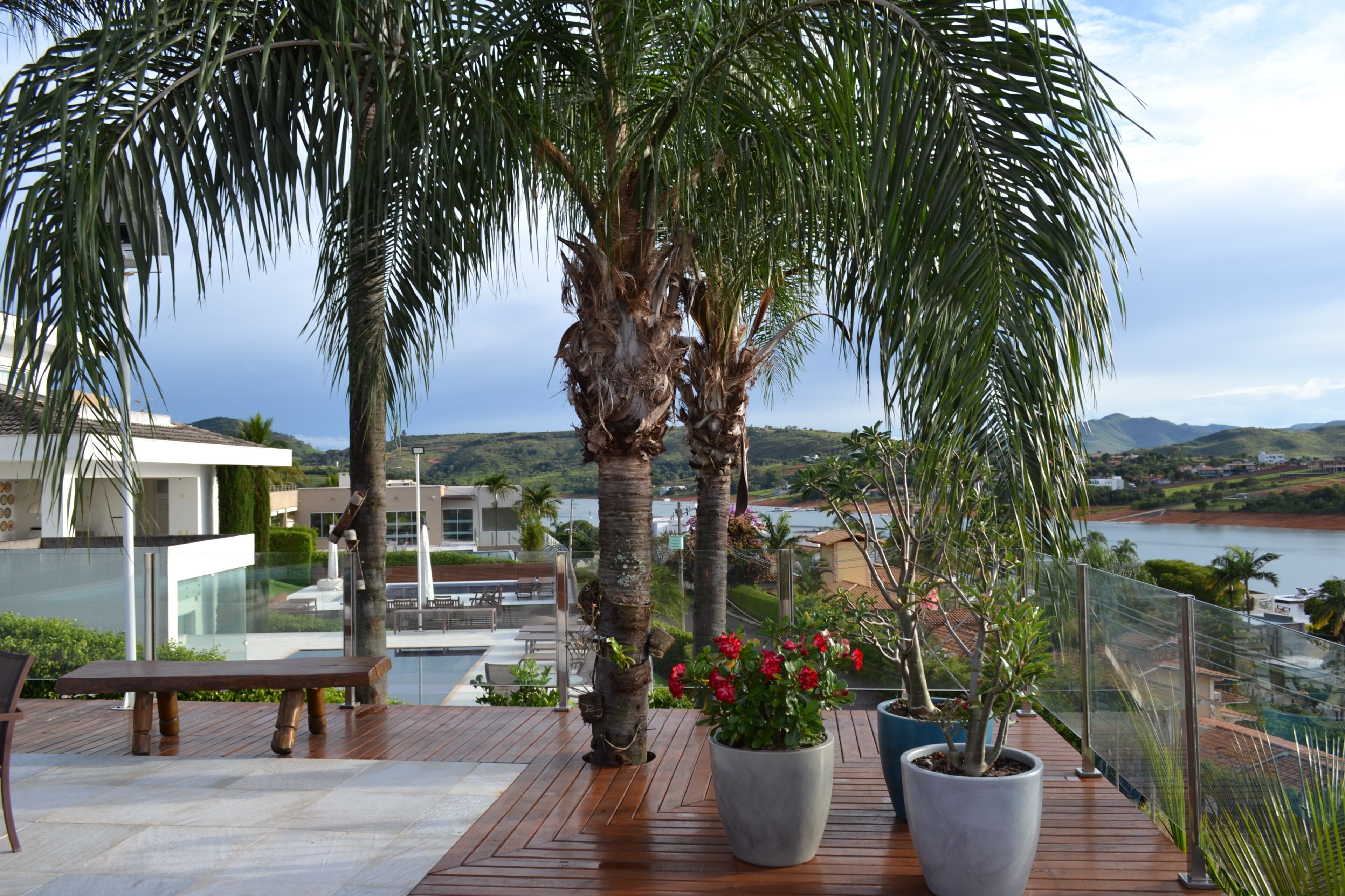 Una piscina al aire libre, sombrillas, sillones reclinables de piscina