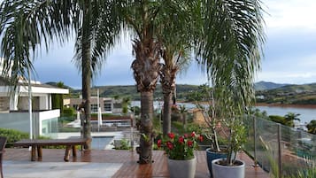 Udendørs pool, parasoller, liggestole