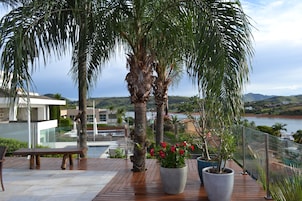 Piscina externa, guarda-sóis, espreguiçadeiras