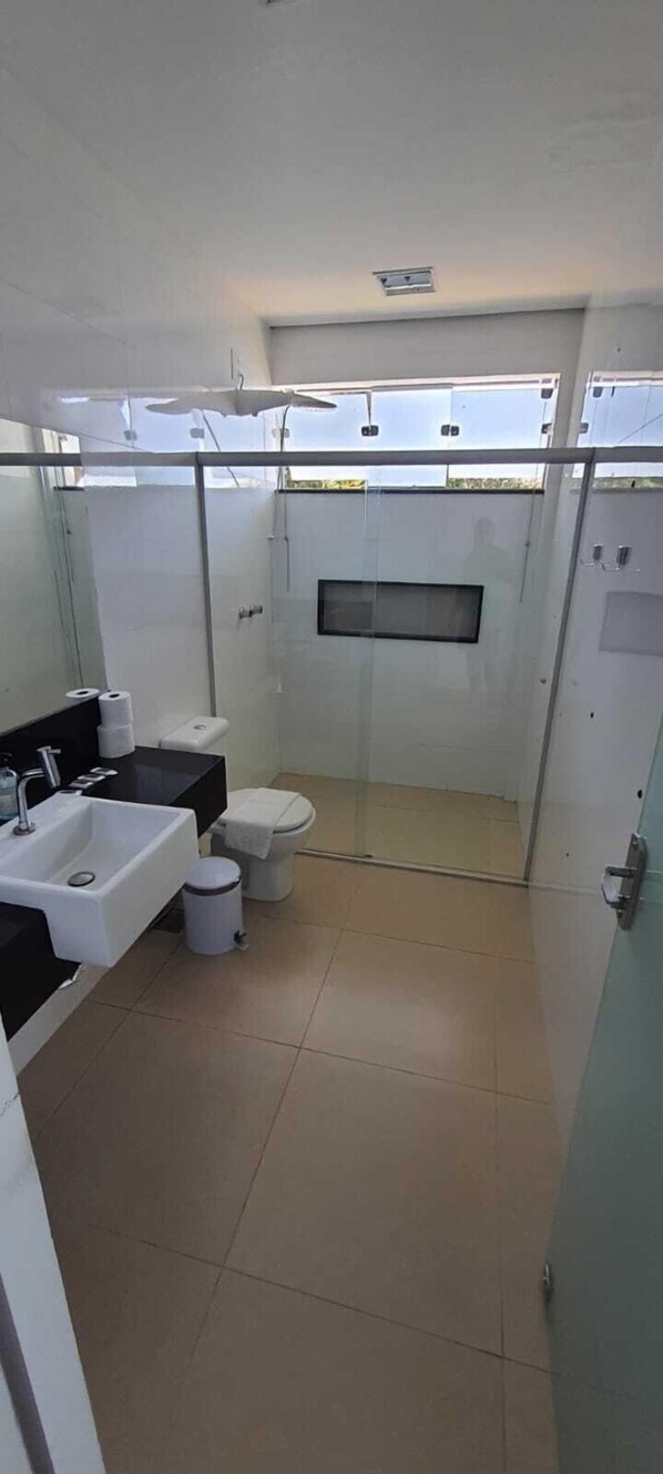 Standard Quadruple Room, Lake View | Iron/ironing board (on request), free WiFi - Pousada Suítes do Lago (Capitólio)
