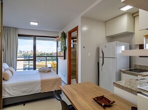 Kühlschrank, Mikrowelle, Wasserkocher mit Kaffee-/Teezubehör