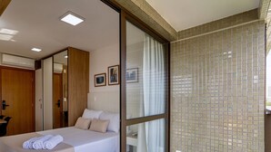 Een hotelkamer met een bed, een bureau en een raam met uitzicht.