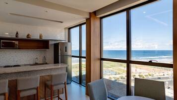 Refrigerador, microondas, cafetera y tetera y utensilios de cocina