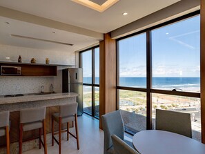 Refrigerador, microondas, cafetera y tetera y utensilios de cocina 