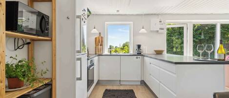 Jääkaappi, uuni, liesi, astianpesukone