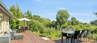 Holiday home with spa, sauna and sea view