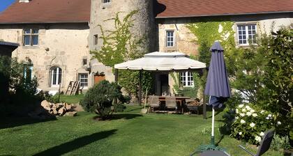 Ferienhaus 'Chez Poton' mit privater Terrasse, gemeinsamem Garten und WLAN