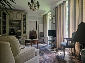 TV, caminetto, impianto stereo