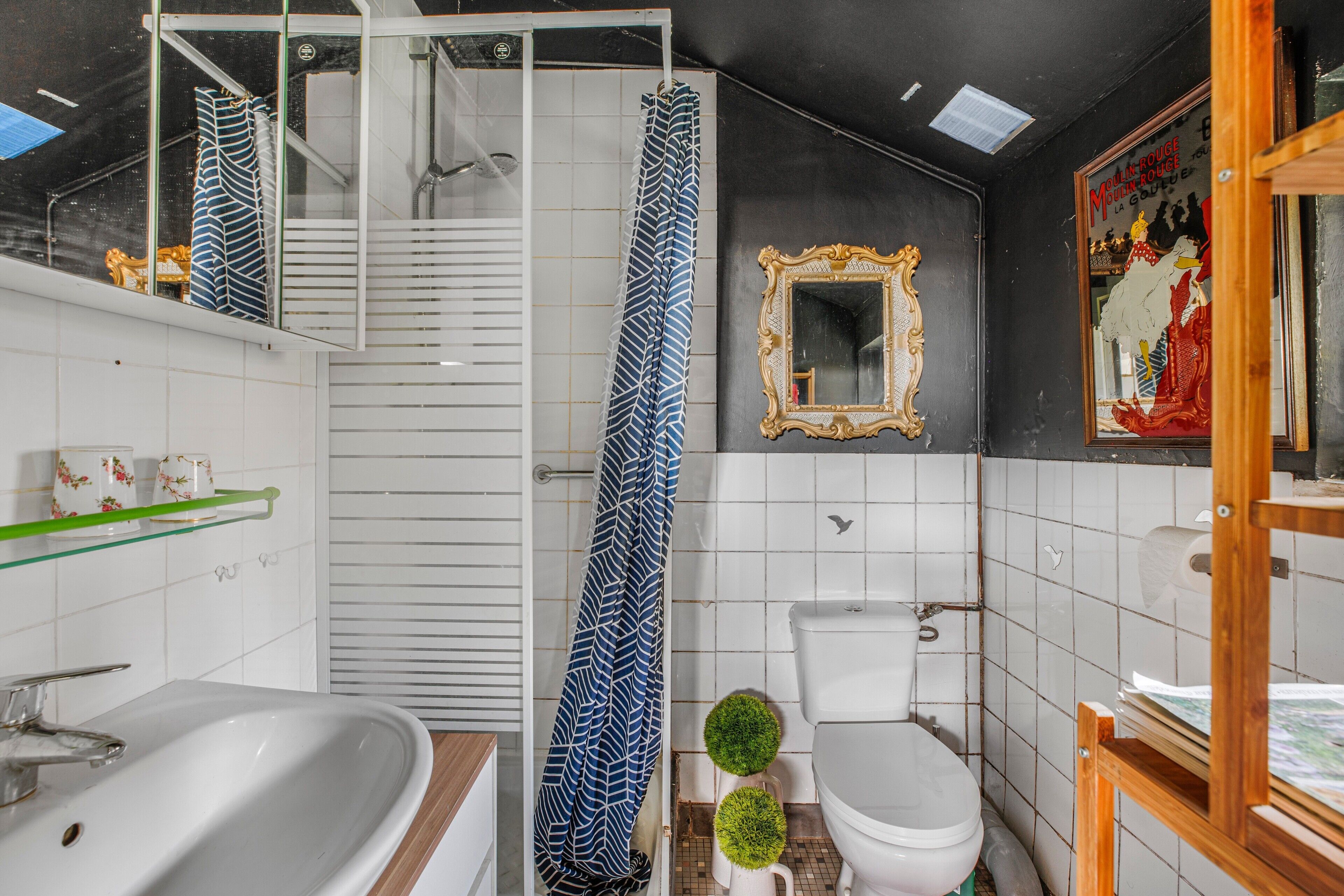 Een badkamer met een bad, toilet en wastafel.