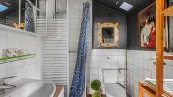 Een badkamer met een bad, toilet en wastafel.