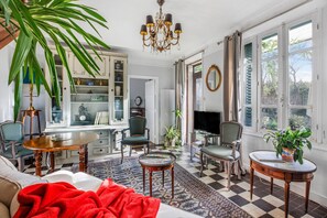 Fernseher, Kamin, Stereoanlage