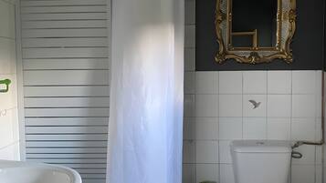 Een douche, een haardroger, handdoeken