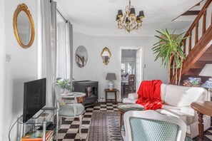 Fernseher, Kamin, Stereoanlage