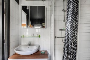 Een douche, een haardroger, handdoeken