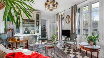 TV, fireplace, stereo