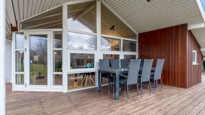 Outdoor dining - Spacious, bright, 400m from the beach with sauna (Nakskov)