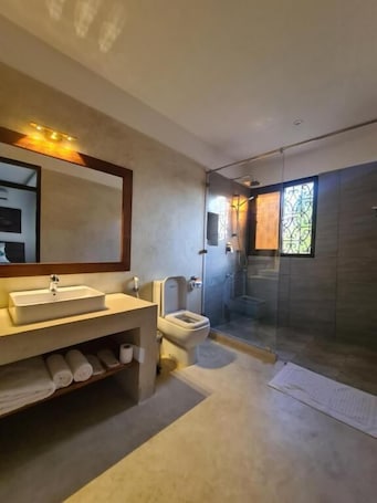 Doccia, set di cortesia gratuito, asciugamani, sapone. makaazi hotel Nyali