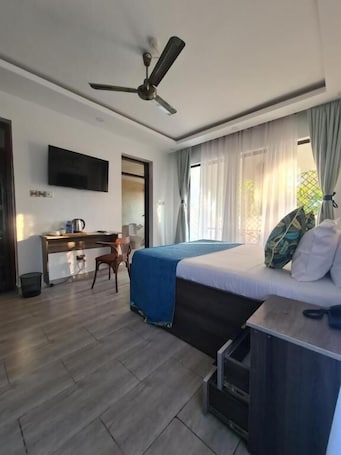 Escritorio, espacio para trabajar con laptop y wifi gratis