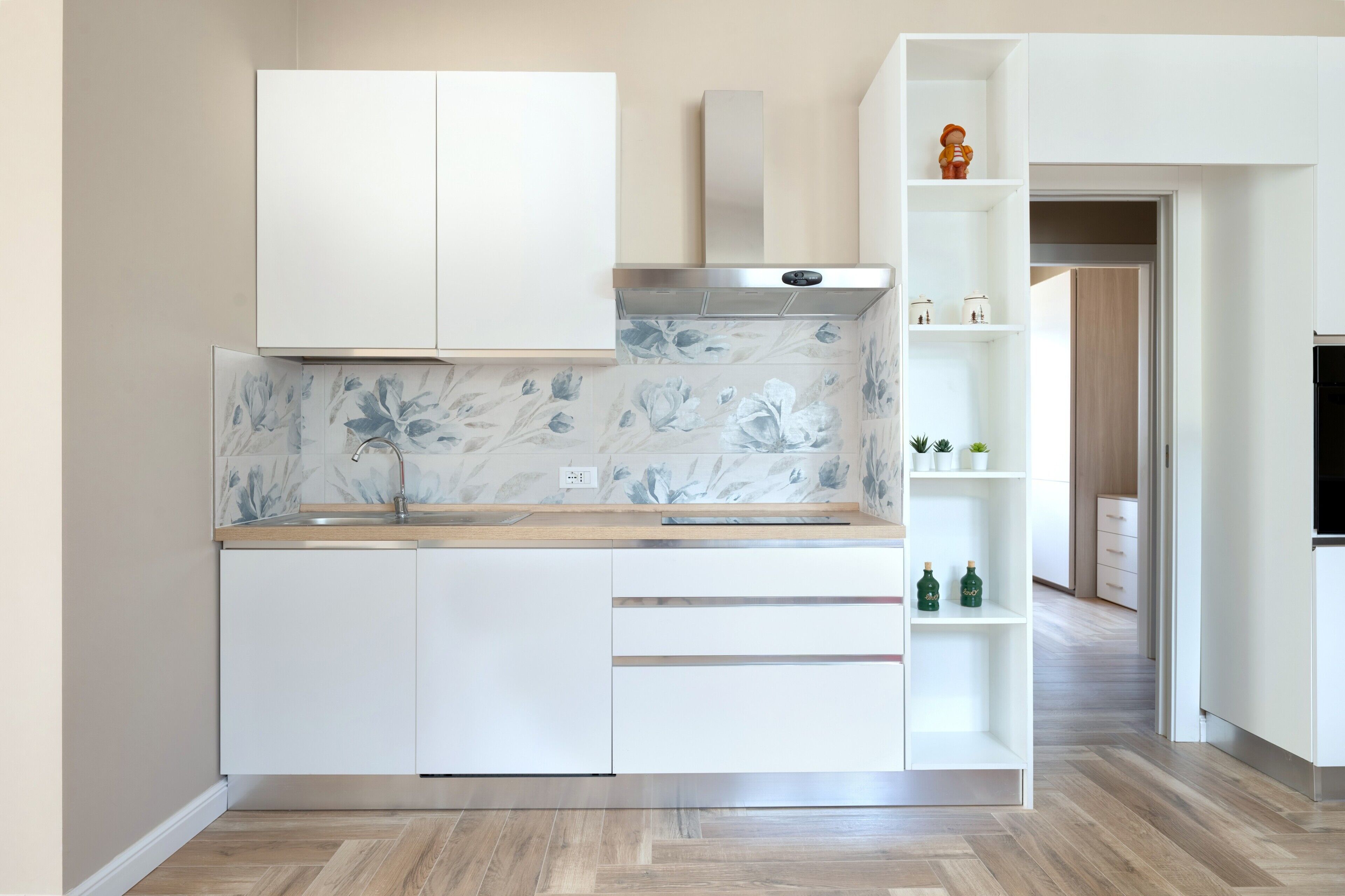Frigorifero, microonde, forno, piano cottura