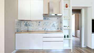 Frigorifero, microonde, forno, piano cottura