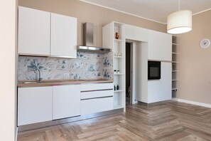 Frigorífico, microondas, horno y placa de cocina