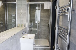 Douche, sĂšche-cheveux, serviettes fournies