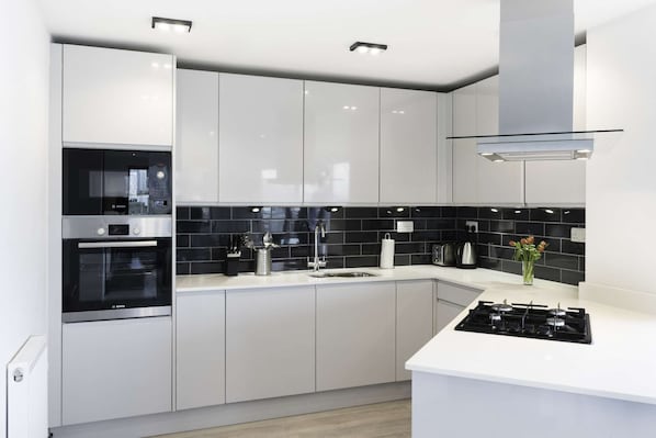 Kühlschrank, Mikrowelle, Ofen, Geschirrspüler