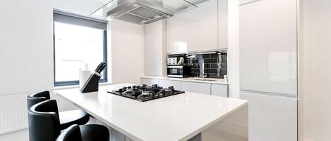 Kylskåp, mikrovågsugn, ugn och diskmaskin