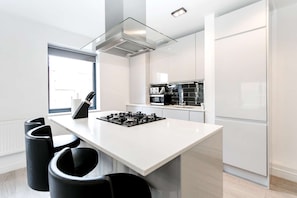 Kühlschrank, Mikrowelle, Ofen, Geschirrspüler