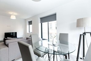 Dining - Sunny 2-Bed with Private Balcony – Minutes from Canary Wharf (London)