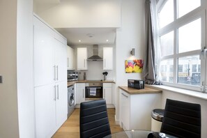 Kylskåp, mikrovågsugn, ugn och spishäll