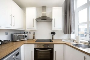 Kylskåp, mikrovågsugn, ugn och spishäll