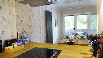Lemari es, microwave, oven, dan kompor
