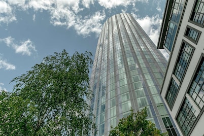 Modern 1-Bedroom Stay in Stratford near to Canary Wharf | Ideal for Business or Leisure