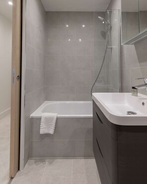 Shower, hair dryer, towels - Modern 1-Bedroom Stay in Stratford near to Canary Wharf | Ideal for Business or Leisure (London)