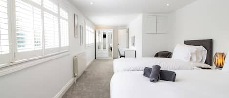 4 bedrooms, iron/ironing board, free WiFi, bed sheets