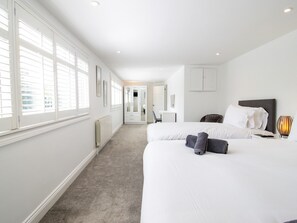 4 bedrooms, iron/ironing board, free WiFi, bed sheets