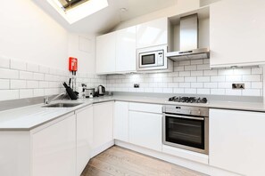 Køleskab, mikrobølgeovn, ovn, kogeplade