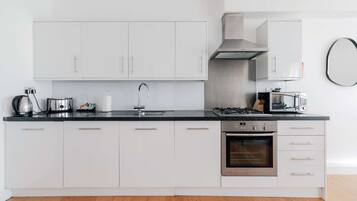 Kühlschrank, Mikrowelle, Ofen, Herdplatte