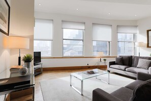 TV - Monument by Excel Apartments, London – Perfect for Short Lets and Corporate Stays (London)