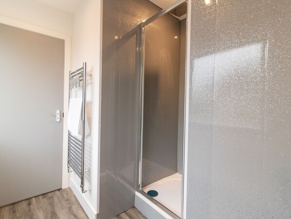 Douche, séchoir à cheveux, serviettes fournies