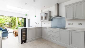 Fridge, oven, dishwasher, coffee/tea maker