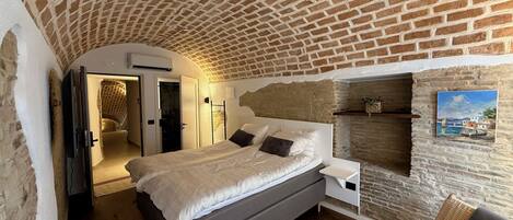 Soundproofing, iron/ironing board, free WiFi