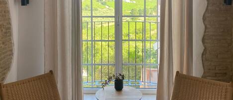 Kahden hengen luksushuone, näköala puutarhaan | Äänieristys, silitysrauta/-lauta, ilmainen Wi-Fi