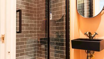 Shower, bidet, towels