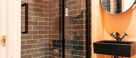 Dusche, Bidet, Handtücher