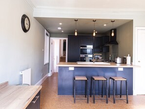 Kühlschrank, Mikrowelle, Ofen, Geschirrspüler