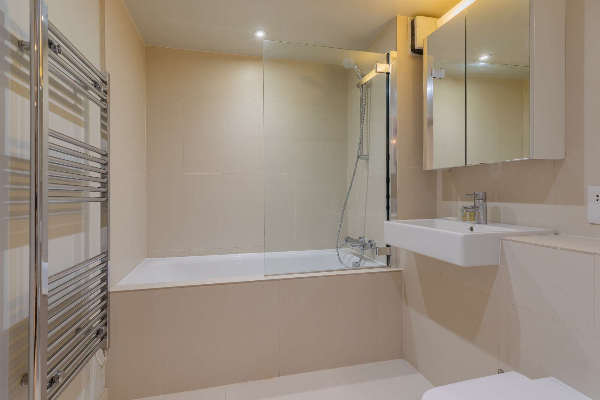 Un baño moderno con bañera, ducha y lavamanos.